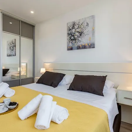 Apartment 19 *